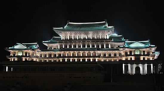 만수대의사당의 야경. [사진-청와대 사진기자단]