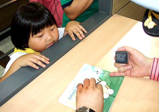 7일 (사)평화3000은 주최로 개성과 평양을 거쳐 유라시아를 횡단할 열차의 출발역이 될 도라산역 도라전망대에서 열린‘제 3회 도라산 평화여행’ 행사에 참가한 어린이들이 평양,파리 등 도착지에 스탬프를 받고 있다.[사진-오창근 통신원]