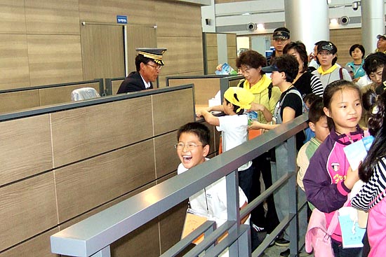 평양을 지나 유라시아 횡단열차표에 도장 하나씩 받은 아이들이 신이 났다.[사진-통일뉴스 오창근 통신원]