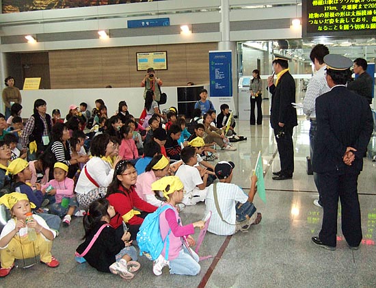 도란산역 명예역장으로부터 설명을 듣는 아이들. [사진-통일뉴스 오창근 통신원]