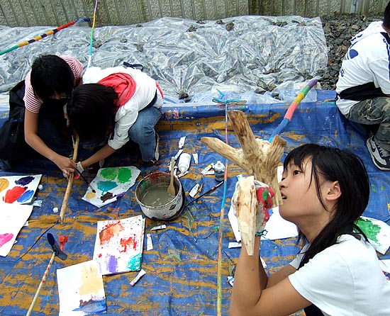 직접 갈 수 없는 마음을 솟대에 담고 있는 아이들. [사진-통일뉴스 오창근 통신원]