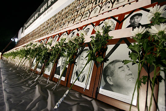 13일 열린'제18회 민족민주열사.희생자 범국민추모제'추모단상에 '한미FTA 폐기하라'를 외치며 분신한 허세욱 열사의 영정사진이 다른 열사들과 나란히 놓여졌다. [사진-통일뉴스 김주영 기자]