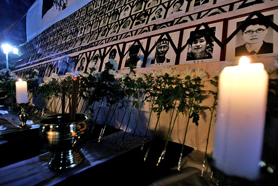 18회째를 맞은 범국민추모제 단상에는 올해도 수 많은 열사들의 영정이 올려졌다. [사진-통일뉴스 김주영 기자]