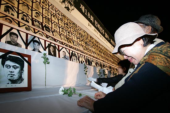 고인의 영정 앞에서 오열하는 유가족. [사진-통일뉴스 김주영 기자]
