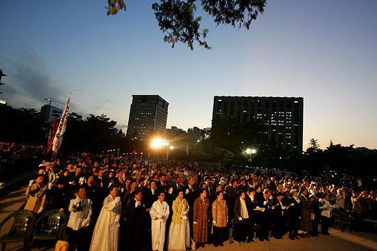 범국민추모제 참가자들이 열사의 뜻을 이어받을 것을 다짐하며 구호를 외쳤다. [사진-통일뉴스 김주영 기자]