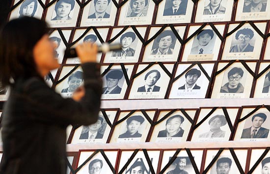 민중가수 지민주 씨가 열사들을 향해 추모곡을 불렀다.[사진-통일뉴스 김주영 기자]