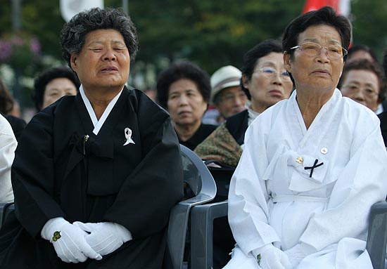 비통한 표정으로 추모사를 듣고 있는 유가족들. [사진-통일뉴스 김주영 기자]