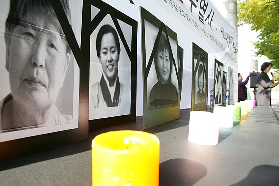 이에 앞서 사전행사로 여성 민족.민주열사 추모제가 열렸다. 1996년 학원 자주화 투쟁 과정에서 단식 도중 과로사한 故 권희정 양(왼쪽 두번째)를 비롯한 여성 열사들의 영정사진이 추모대에 올려졌다.  [사진-통일뉴스 김주영 기자]