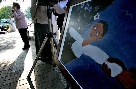 여성 열사 추모제에서 '정대협'할머니들의 발언이 이어진 가운데 ' 故 김순덕 할머니가 생전에 그린 그림이 전시됐다. [사진-통일뉴스 김주영 기자]