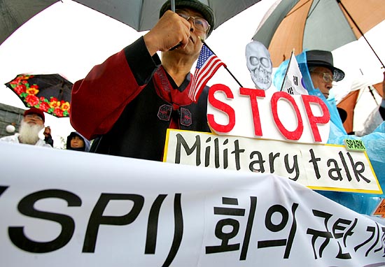 19일 오전 국방부에서 제15차 한미안보정책구상(SPI)이 열리는 가운데 '평화와통일을여는사람들' 소속 회원들이 SPI회의가 한반도 평화에 역행한다며 국방부 앞에서 규탄농성에 들어갔다. [사진-통일뉴스 김주영 기자]