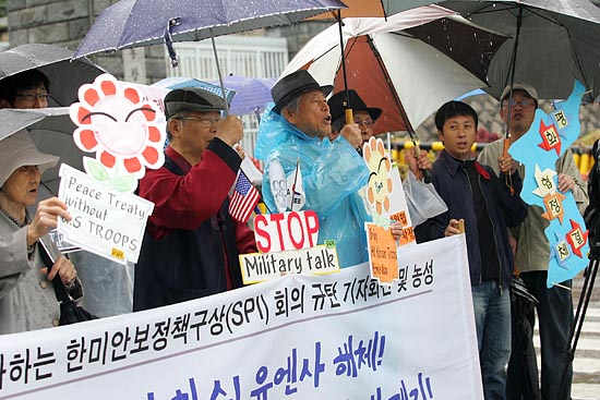 궂은 날씨 속에서도 참가자들은 작전통제권 온전한 환수와 유엔사 해체, 이라크 아프간 파병연장 중단, 정세 변화를 반영해 평택미군기지 확장 중단 침략적 한미동맹 폐기 등을 주장했다. [사진-통일뉴스 김주영 기자]