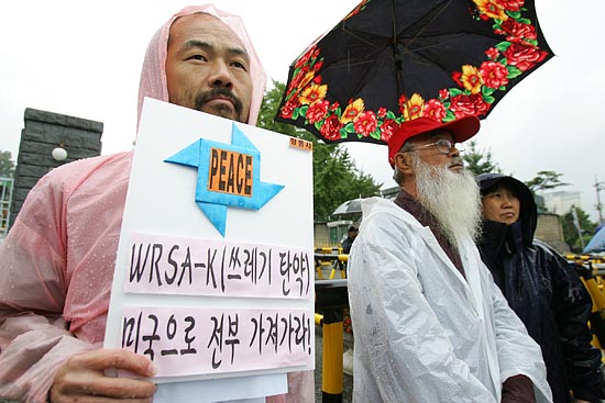 이날 SPI회의 규탄 기자회견에는 평화사진작가 이시우(왼쪽) 씨와 문정현 신부(오른쪽)가 함께 했다. [사진-통일뉴스 김주영 기자]