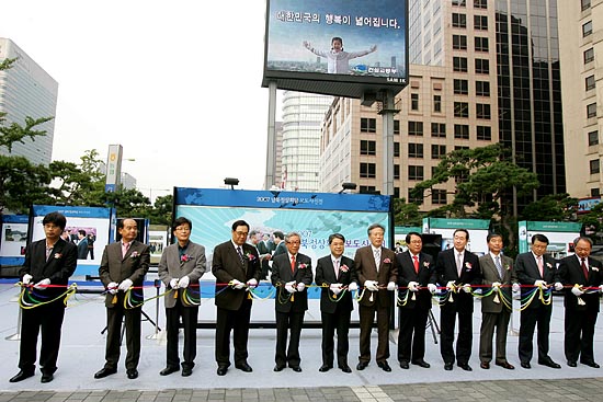 25일 오후 2시 서울 중구 프레스센터 앞에서 '2007정상회담 보도사진전'이 열렸다. [사진-통일뉴스 김주영 기자]