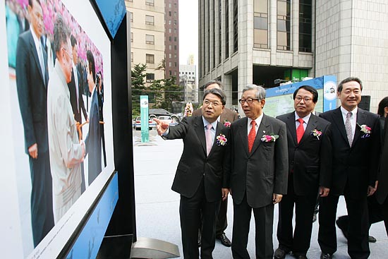 이재정 통일부 장관(맨 왼쪽)과 한완상 대한적십자사 총재(왼쪽 두번째)가 전시된 사진을 보며 대화를 나누고 있다. [사진-통일뉴스 김주영 기자]