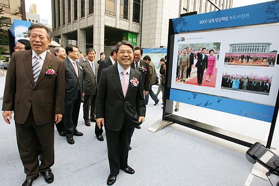 이재정 통일부 장관이 전시된 사진을 관람하며 즐거워하고 있다. [사진-통일뉴스 김주영 기자]