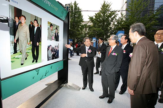 사진을 보던 이재정 장관은 