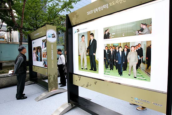 전시를 관람하는 시민들. [사진-통일뉴스 김주영 기자]