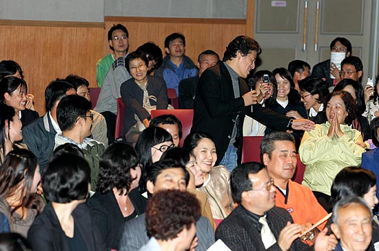 26일 오후 7시 30분 서울 대방동 여성프라자 국제회의실에서 열린'(사)우리겨레하나되기운동본부'(이사장 최병모) '대동강어린이빵공장 후원의 밤' 행사에서 사회를 맡은 권해효 씨가'심장에 남는 사람'을 부르며 입장하고 있다. [사진-통일뉴스 김주영 기자]