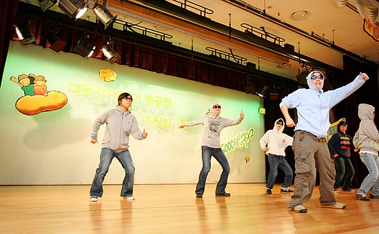 인천지역 후원회원들의 익살스러운 축하공연이 이어졌다. 현재 '북녘어린이빵공장사업본부'의 후원회원들은 정기후원회원을 비롯한 운영이사, 추진위원등 6천8백여 명의 회원들이 있으며 저금통 모금부터 계좌후원에 이르는 방식으로 마음을 모으고 있다.[사진-통일뉴스 김주영 기자]