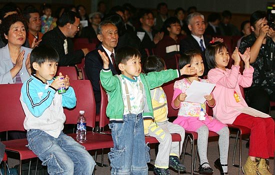 이어지는 흥겨운 공연에 어린이들이 신났다. [사진-통일뉴스 김주영 기자]