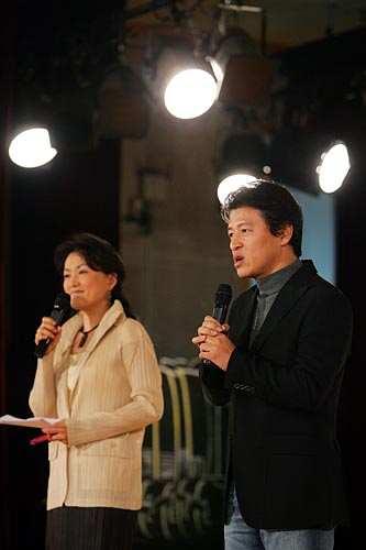 이날 '겨레하나' 대동강어린이빵공장 후원의 밤 사회를 맡은 권해효, 오지혜 홍보대사.[사진-통일뉴스 김주영 기자]