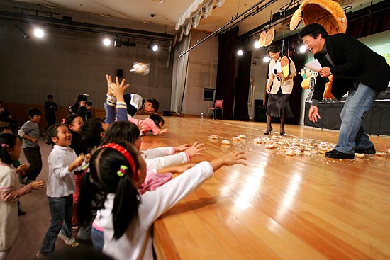 후원의 밤 마지막 순서로 빵이 든 박을 터뜨리는 퍼포먼스. '겨레하나'는 이번 행사를 통해 기존 1만개 생산에서 2만개 생산으로 북녘의 어린이들에게 더 많은 빵을 나눌 수 있도록 후원해 줄 것을 호소했다. [사진-통일뉴스 김주영 기자]