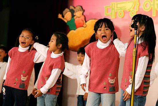 '희망세상 어린이집' 아이들이 영화 '우리학교'의 주제가인 '버스를 타고 전차를 타고'를 앙증맞게 부르는 모습.[사진-통일뉴스 김주영 기자]