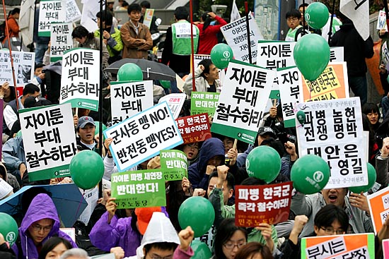 28일 오후3시 서울역 광장에서 '파병반대국민행동' 소속 단체회원 500여명이 모인 가운데'자이툰 파병 연장반대와 이라크 점령 종식을 위한 한.미 공동반전행동'이 열렸다. [사진-통일뉴스 김주영 기자]