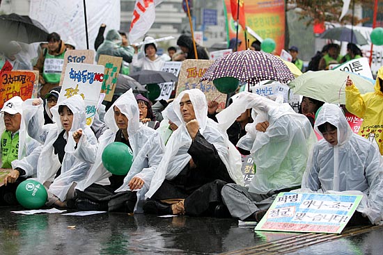 이날 집회 시작무렵부터 비가 쏟아졌으나 참가자들이 자리를 지키며 파병 재연장 반대의 목소리를 높였다. [사진-통일뉴스 김주영 기자]