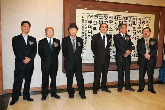 1일 오후 '통일 정론지'를 표방해온 통일뉴스가 창간 7주년을 맞아 열린 기념식에 앞서 창간 기념식 초정인 (왼쪽부터)이계환 통일뉴스 대표이사, 노중선 사월혁명회 상임의장, 전무배 민족일보복간추진위원회 위원장, 민족일보진상규명위원회 조용준이사장,박중기 통일뉴스 후원회 회장, 정해랑 경희총민주동문회 회장이 나란히 섰다.[사진-통일뉴스 김주영 기자]