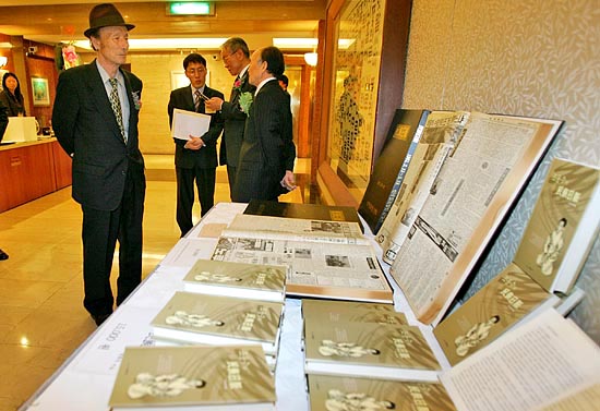 전무배 민족일보 복간추진위 위원장이 민족일보 영인본 앞에서 상념에 잠겼다.[사진-통일뉴스 김주영 기자]