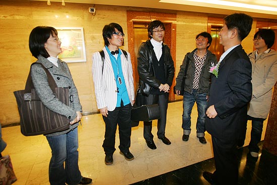 민족학교 응원공연을 진행하기도 했던 노래패 '우리나라'단원들이 축하공연에 앞서 통일뉴스 이계환 대표와 인사를 나누고 있다.[사진-통일뉴스 김주영 기자]