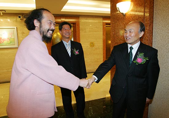 국가보안법으로 구속수감 돼 옥중 단식투쟁을 전개했던 통일뉴스 전문기자 이시우 사진작가가 초청인들과 인사를 나누고 있다. [사진-통일뉴스 김주영 기자]