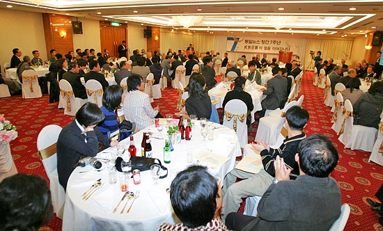 통일뉴스 7주년 기념식에는 230명의 통일인사들이 참석해 민족일보의 얼을 이어받아 민족정론지로서 자리매김 할 것을 격려했다. [사진-통일뉴스 김주영 기자]