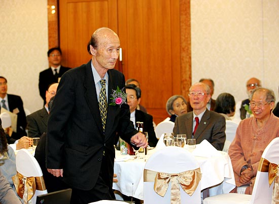민족일보 복간추진위원회 전무배 위원장이 인사말을 전하고 위해 연단으로 나서고 있다. [사진-통일뉴스 김주영 기자]