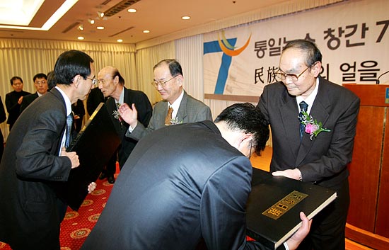 민족일보의 얼을 이어받아 민족정론지로써 자리매김할 것을 다짐한 통일뉴스 임직원들이 복간추진위 전무배 위원장과, 민족일보진상규명위 조용준 위원장, 전 민족일보 기자인 김자동 선생으로부터 민족일보 영인본을 전달받고 있다. [사진-통일뉴스 김주영 기자]