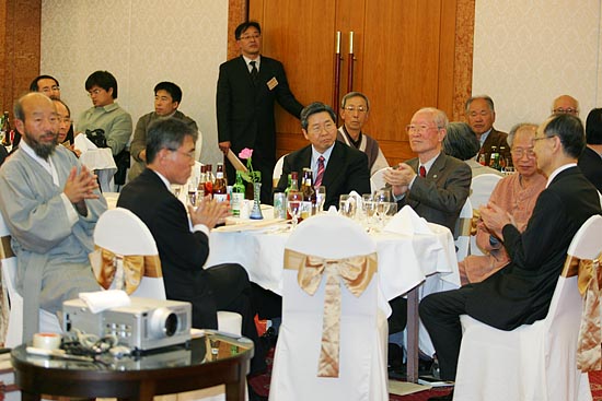 이날 기념식에는 백낙청 6.15 남측위 상임대표를 비롯해 홍근수 평화와통일을여는사람들 상임공동대표,  범민련 이종린 명예의장, 한국외국어대학교 이장희 교수, 한국진보연대 한상렬 공동대표, 최병모 겨레하나 이사장 등이 자리했다. [사진-통일뉴스 김주영 기자]