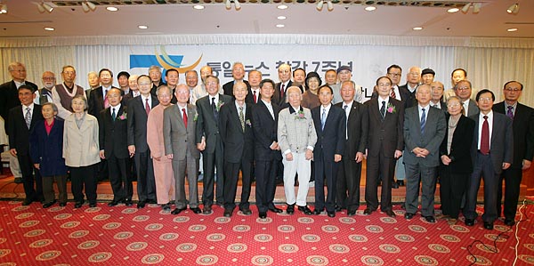 기념식을 마치고 참석한 내외빈과 함께 기념촬영을 진행했다. [사진-통일뉴스 김주영 기자]