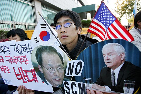 제39차 한미안보협의회(SCM)회의를 앞두고 3일 오후 '한국진보연대'와 '평통사' 등 시민사회단체 회원들이 국방부 앞에서 SCM반대집회를 열었다. [사진-통일뉴스 김주영 기자]