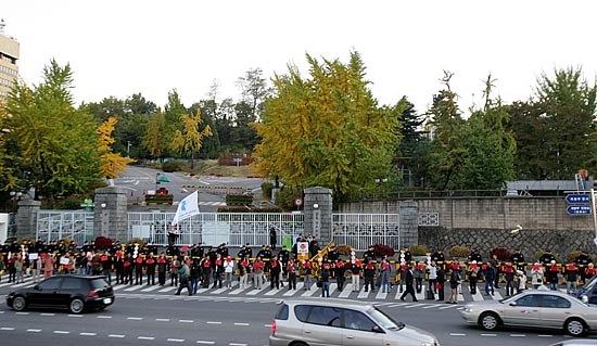 참가자들은 국방부를 둘러싸는 인간띠잇기를 진행하며 SCM회의 반대의 목소리를 높였다. [사진-통일뉴스 김주영 기자]