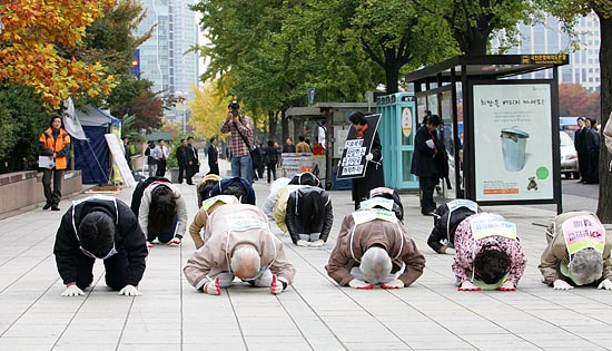 3보1배로 국회 향하는 참가자들. '국가보안법폐지국민연대'는 정기국회 회기 마지막날인 23일까지 '국보법 폐지 촉구 3보1배'를 벌인다.[사진-통일뉴스 김주영 기자]