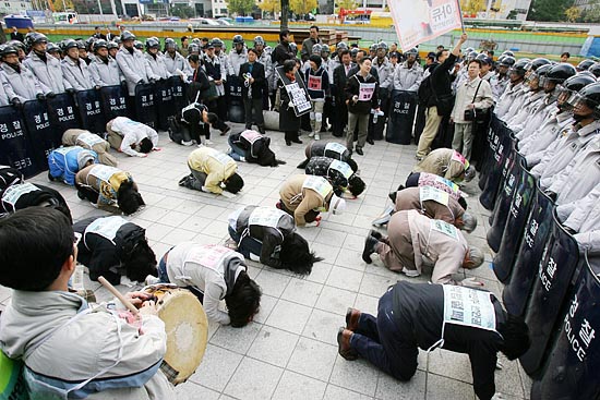 국회 인근에서 경찰의 저지선에 막힌 참가자들은 경찰에 둘러싸인 채 3보1배를 진행하기도 했다. [사진-통일뉴스 김주영 기자]