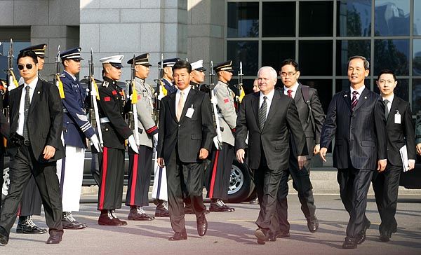 제 39차 한미 안보협의회(SCM)가 열린 7일 오후 로버츠 게이트 미 국방장관이 회의장소인 국방부에 도착, 의장대의 사열을 받으며 김장수 국방부 장관과 함께 입장하고 있다. [사진-통일뉴스 김주영 기자]