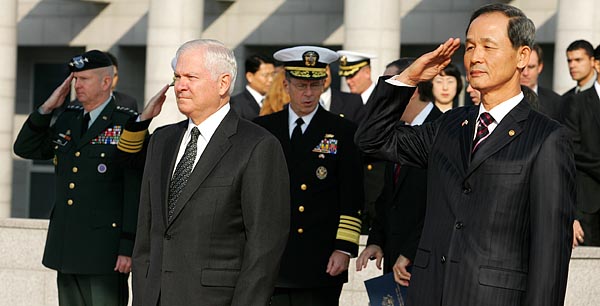 의장대의 사열을 받고 있는 로버트 게이츠 미 국방장관(왼쪽)과 김장수 국방부 장관(오른쪽). [사진-통일뉴스 김주영 기자]