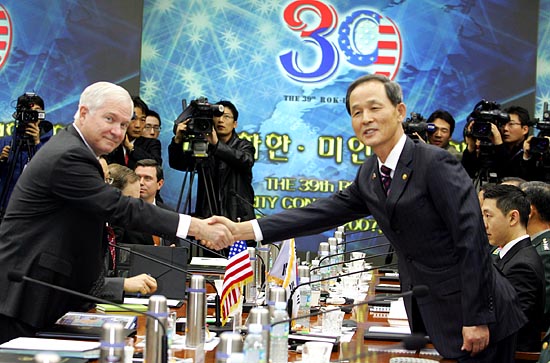 7일 오전 로버트 게이츠 미 국방장관과 김장수 국방부 장관이 제39차 안보협의회(SCM)에 앞서 기자들을 향해 포즈를 취하고 있다.[사진-통일뉴스 김주영 기자]