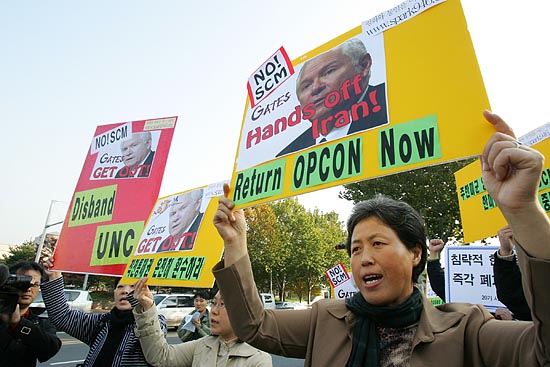 비슷한 시각, 국방부 정문 인근에서 '평화와통일을여는사람들' 회원들이 SCM 반대와 전시작전통제권의 온전한 환수를 촉구하며 시위를 벌였다. [사진-통일뉴스 김주영 기자]