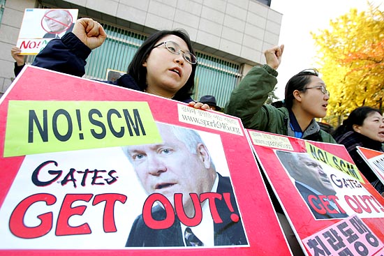 '환영받지 못하는 게이츠 미 국방장관'. SCM 회의가 열리는 동안 국방부 민원실 인근에서 농성을 벌이는 참가자들이 게이츠 장관의 방한을 비난하는 피켓을 들고 있다. [사진-통일뉴스 김주영 기자]