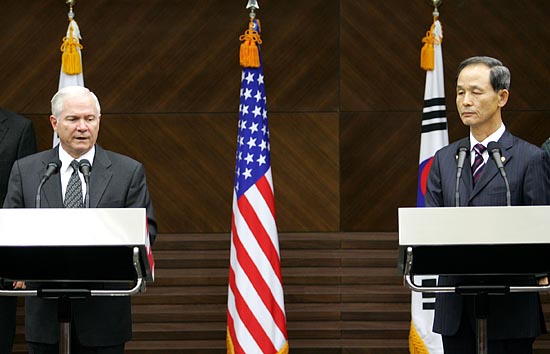 7일 오후 1시 40분경 한미 양 국방장관이 SCM회의를 마치고 공동성명을 발표하고 있다. [사진-통일뉴스 김주영 기자]