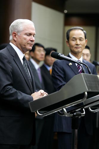 취재진의 질문에 답변을 준비하는 로버트 게이츠 미 국방장관. [사진-통일뉴스 김주영 기자]