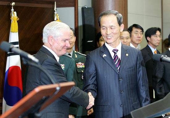 기자회견을 마친 양국 국방장관들이 악수를 나누며 회의장을 빠져나가고 있다. [사진-통일뉴스 김주영 기자]